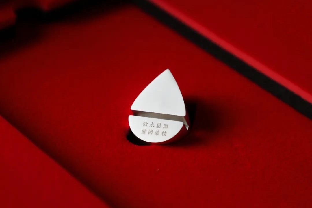 上海交通大學(xué)發(fā)布2023年錄取通知書(shū)禮盒。校方供圖