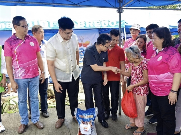 中國(guó)駐菲律賓大使館向部分馬榮火山受災(zāi)家庭分發(fā)賑災(zāi)物資。中國(guó)駐菲律賓大使館供圖
