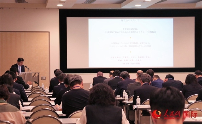 富士美術(shù)館文藝部長(zhǎng)平野賢一介紹展覽內(nèi)容。（人民網(wǎng) 許可攝）