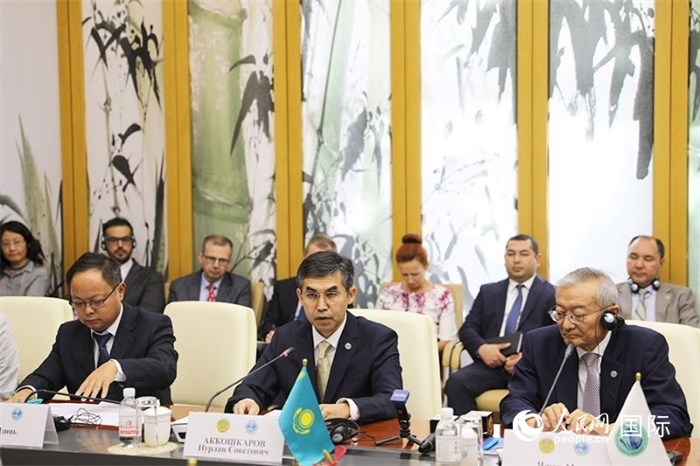 哈薩克斯坦常駐上合組織秘書處代表努爾蘭·阿科什卡羅夫介紹哈薩克斯坦接任輪值主席國后的優(yōu)先工作。人民網(wǎng) 俄布拉依攝