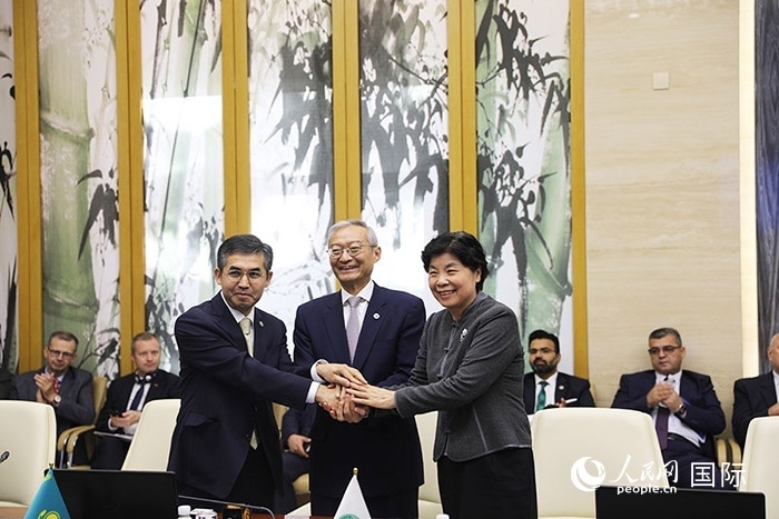 上合組織秘書處、哈駐華使館、上合組織睦鄰友好合作委員會簽署《聯(lián)合行動計劃》。人民網(wǎng) 俄布拉依攝