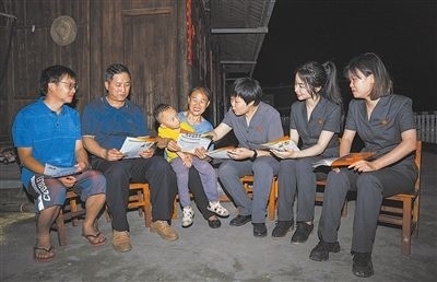 “法治屋場會”上，法院黨員志愿服務(wù)隊在給種植戶普及法律知識。