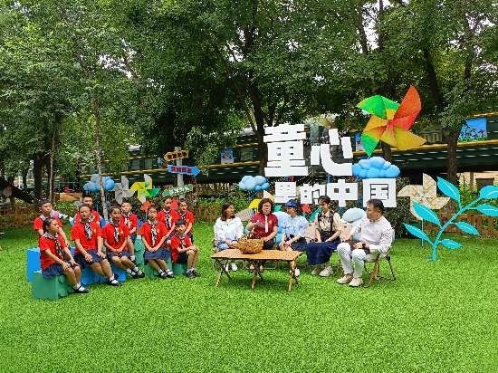 文縣東壩童聲合唱團(tuán)的孩子們?cè)谘胍暣箫L(fēng)車基地錄制節(jié)目。