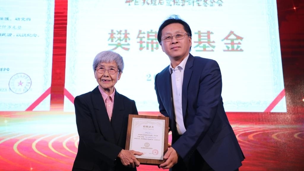 國家文物局黨組成員、副局長解冰（右）為樊錦詩（左）頒發(fā)捐贈證書。新華社記者張睿 攝