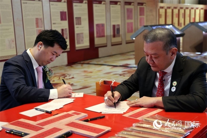 觀眾在展覽現(xiàn)場設(shè)置的體驗(yàn)區(qū)手寫“批信”。人民網(wǎng)記者楊一攝