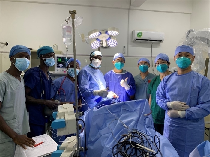 腦膿腫手術(shù)成功，全體參與手術(shù)的醫(yī)務(wù)工作者合影留念。中國第二十九批援幾內(nèi)亞醫(yī)療隊供圖
