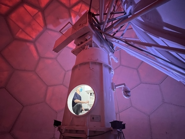 寧德國家天氣雷達(dá)站工作人員正在清洗雷達(dá)滑環(huán)。人民網(wǎng)高清揚(yáng)攝