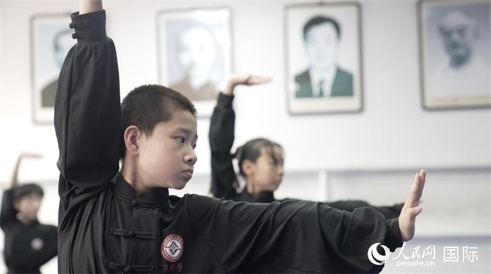 正在練習(xí)劈掛拳的武術(shù)學(xué)童。人民網(wǎng)記者 袁蒙攝