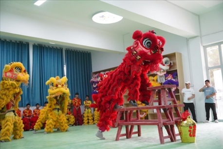 開課儀式現(xiàn)場，疏附縣第一中學(xué)舞獅隊(duì)的醒獅表演。