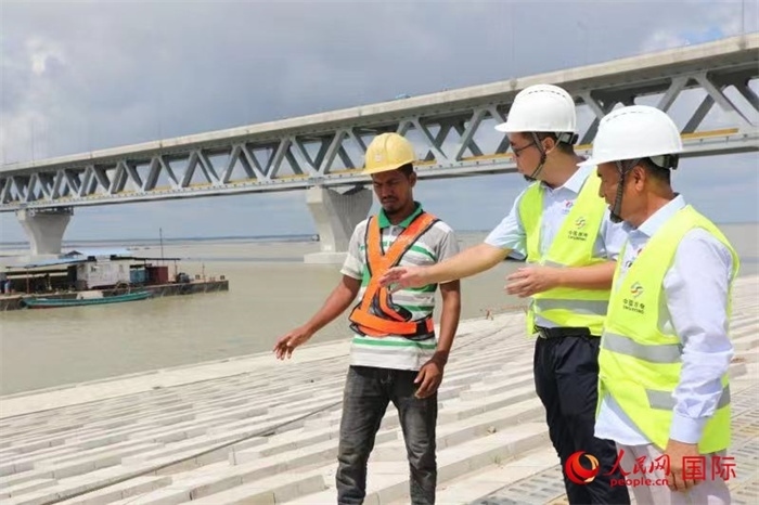 孟加拉國帕德瑪大橋河道整治工程北岸整治區(qū)域長1.5千米，南岸長11.5千米，是目前世界上規(guī)模最大的河道整治工程。人民網(wǎng)記者 孫廣勇攝