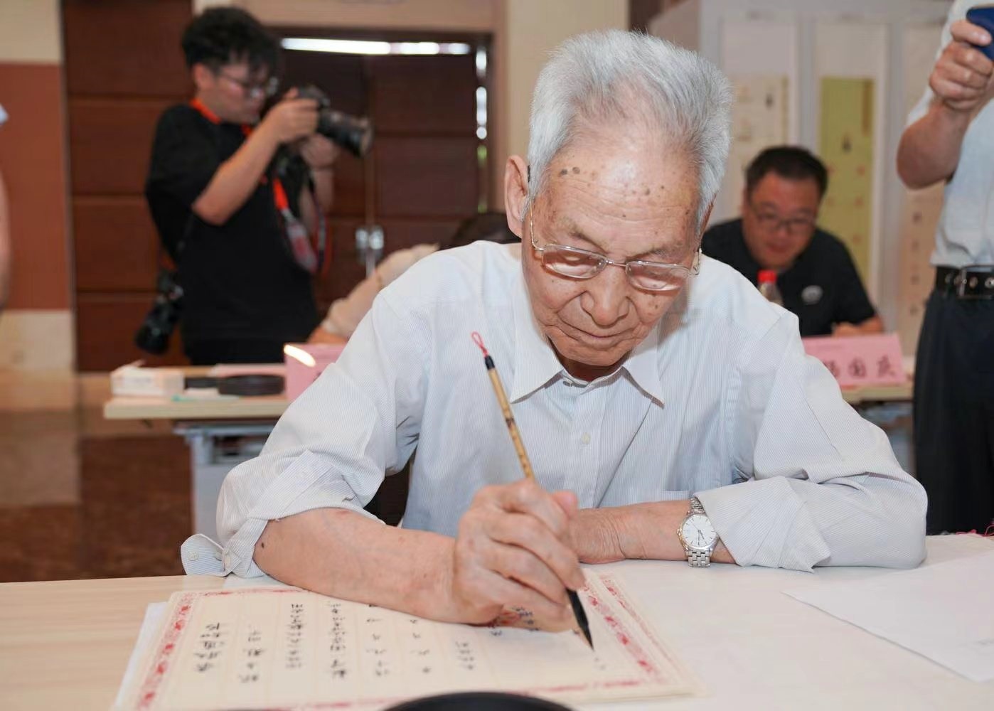 老教授們用毛筆書(shū)寫(xiě)2023級(jí)新生錄取通知書(shū)。校方供圖