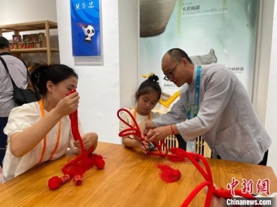 市民體驗(yàn)制作吉祥如意結(jié)。祝歡 攝