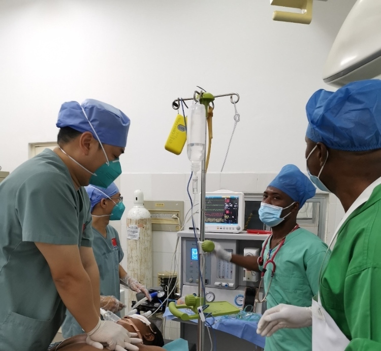 麻醉科李學(xué)斌醫(yī)生和手術(shù)室護士趙鈺進行復(fù)蘇搶救。中國第二十九批援幾內(nèi)亞醫(yī)療隊供圖