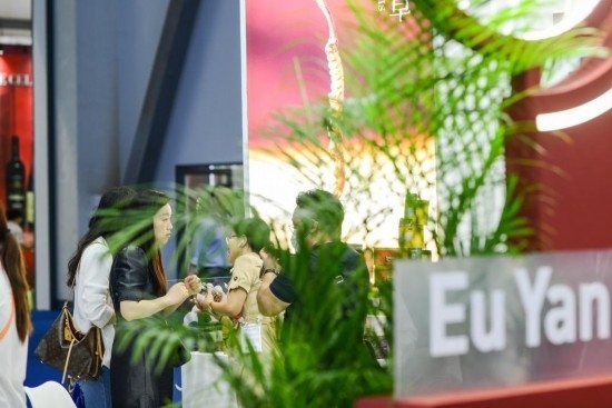 RCEP成員國(guó)企業(yè)亮相第三屆消博會(huì)。2023年4月12日，參觀者在新加坡企業(yè)余仁生的展臺(tái)了解產(chǎn)品。新華社記者王澤聰攝