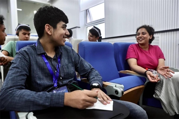 “上合小記者”在中國(guó)傳媒大學(xué)外語(yǔ)學(xué)院采訪留學(xué)生。中新社供圖