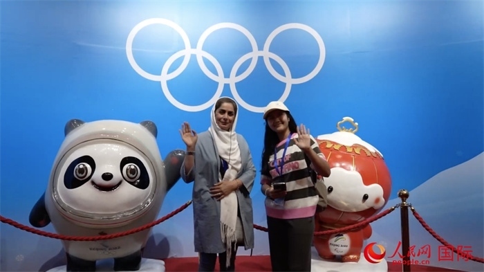 “上合小記者”與2022北京冬奧會(huì)吉祥物合影。實(shí)習(xí)生 方明軒攝