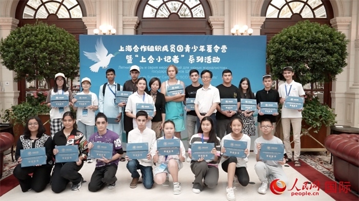 主辦單位為“上合小記者”頒發(fā)證書(shū)。實(shí)習(xí)生 方明軒攝