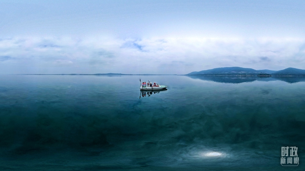 丹江口水庫，工作人員正在采集水樣。（總臺國廣記者李晉拍攝）