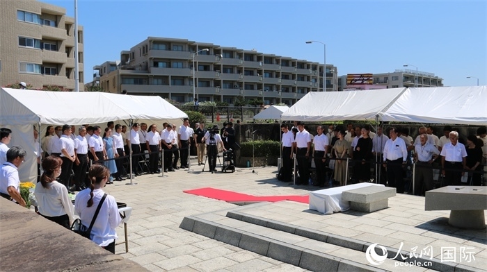 參加紀念活動者全體起立默禱。人民網(wǎng) 許可攝