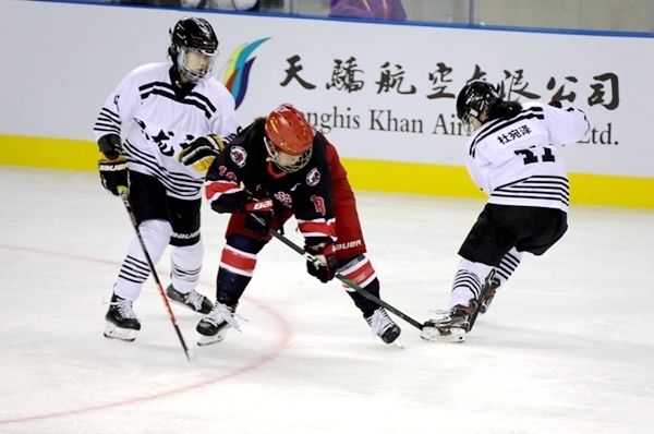 上海隊田博雅(中)與黑龍江隊杜宛澤爭搶。人民網(wǎng)記者 胡雪蓉攝