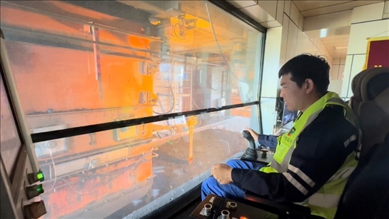 國家電投內蒙古公司南露天煤礦裝車站司機石繼立的操縱下，一次性60噸的煤炭穩(wěn)穩(wěn)裝入車廂。人民網 金洪花攝