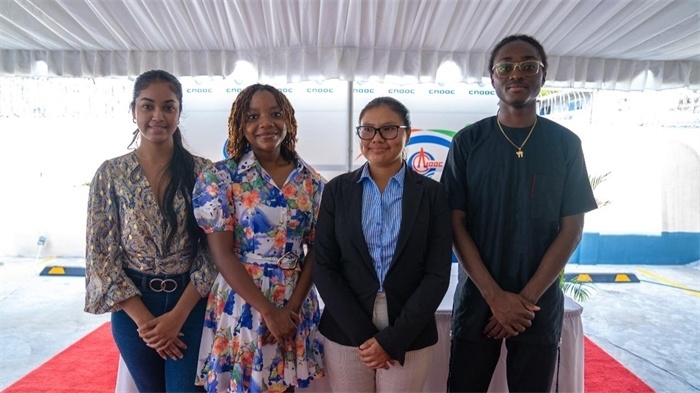 四名獲得中海油獎學(xué)金的學(xué)生合影。中海油圭亞那有限公司供圖