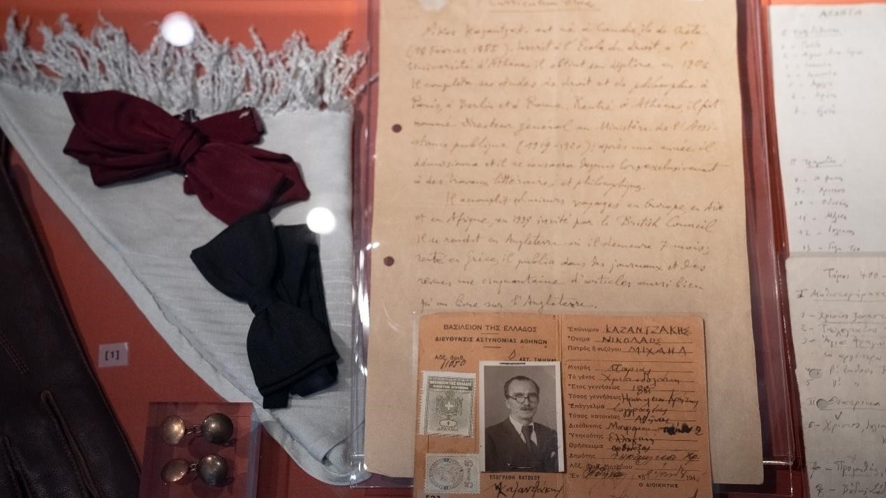 卡贊扎基斯的法語簡歷。人民網記者 葛泰佚攝