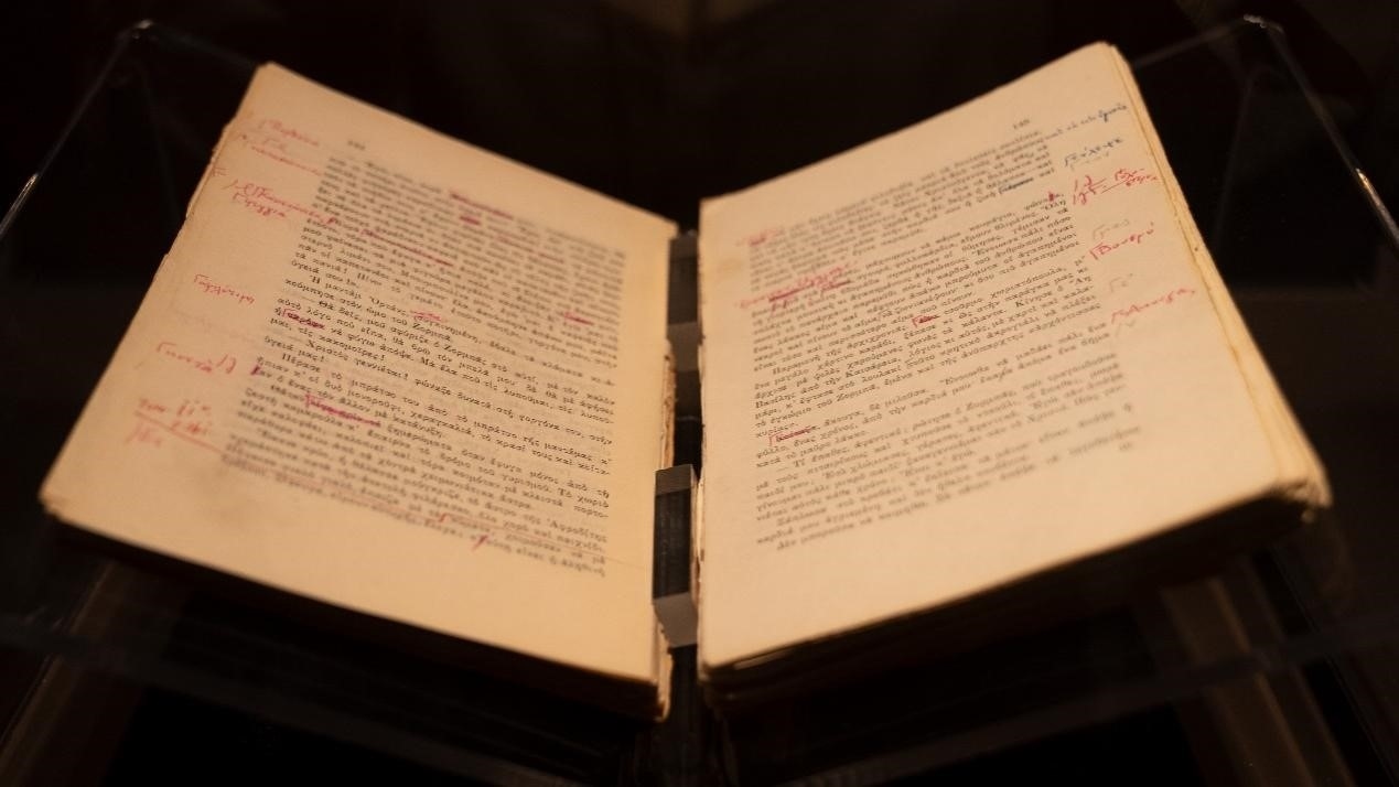 《希臘人左巴》初印后，卡贊扎基斯的修改批注。人民網記者 葛泰佚攝