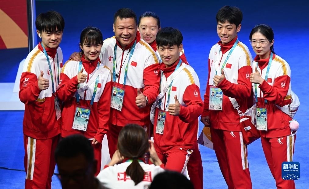 7月22日，中國(guó)代表團(tuán)部分成員在歡迎儀式后合影。新華社記者 王曦 攝