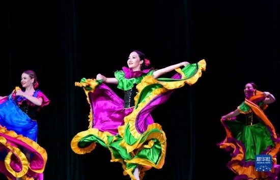 7月21日，哈薩克斯坦薩爾塔納國(guó)家舞蹈團(tuán)的演員在演出。