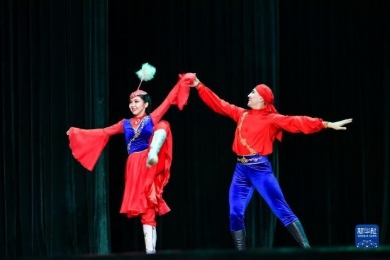 7月21日，哈薩克斯坦薩爾塔納國(guó)家舞蹈團(tuán)的演員在演出。