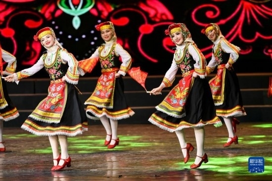 7月21日，哈薩克斯坦薩爾塔納國(guó)家舞蹈團(tuán)的演員在演出。