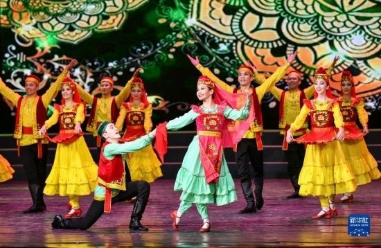 7月21日，哈薩克斯坦薩爾塔納國(guó)家舞蹈團(tuán)的演員在演出。