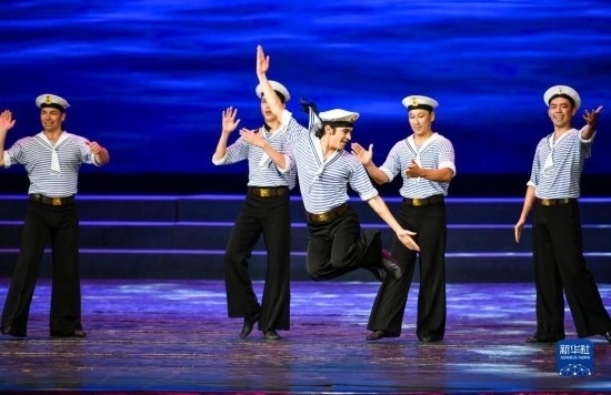 7月21日，哈薩克斯坦薩爾塔納國(guó)家舞蹈團(tuán)的演員在演出。