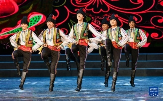 7月21日，哈薩克斯坦薩爾塔納國(guó)家舞蹈團(tuán)的演員在演出。