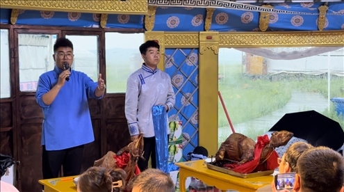 圖為草原蒙古包全羊宴。人民網(wǎng)記者 金洪花攝