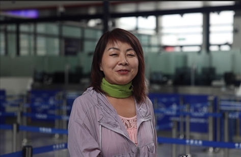 7月22日，曾經(jīng)在老撾瑯勃拉邦工作過3年的加拿大華僑孫月玲乘坐中老鐵路國際旅客列車從中國出境。衛(wèi)海林 攝