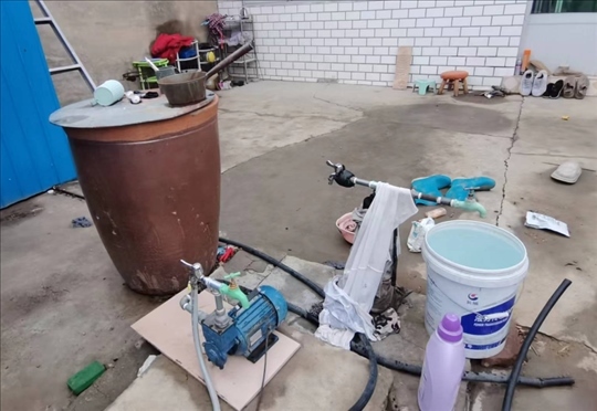 用來抽水的增壓泵。 人民網(wǎng)記者 金慧慧攝