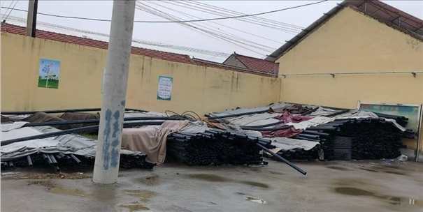 至今仍堆放在村委會院里的自來水管道。 人民網(wǎng)記者 金慧慧攝