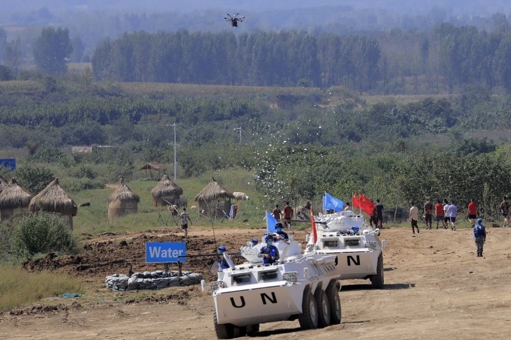 ↑2021年9月15日，在“共同命運(yùn)-2021”國際維和實(shí)兵演習(xí)綜合演練中，維和分隊(duì)采用無人機(jī)拋撒傳單宣傳和平理念。新華社記者 劉芳 攝