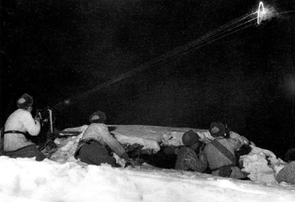  ↑1950年12月，在朝鮮長津湖，中國人民志愿軍第27軍連隊(duì)機(jī)槍手向美軍陣地射擊。新華社發(fā)（張崇岫 攝）