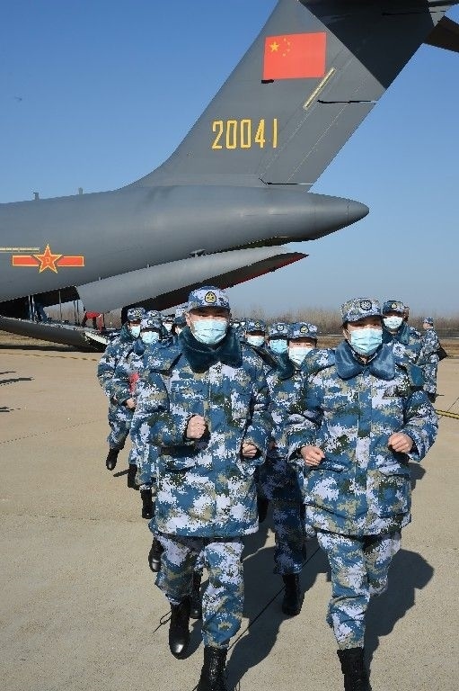 ↑2020年2月17日，一批軍隊(duì)支援湖北醫(yī)療隊(duì)員抵達(dá)武漢天河機(jī)場。新華社記者 黎云 攝