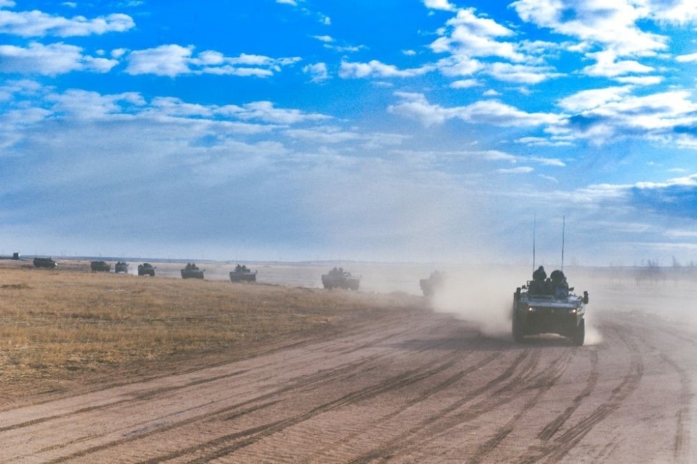 ↑陸軍第81集團(tuán)軍某旅“松骨峰特功連”隨所在營進(jìn)行長途機(jī)動（2022年4月12日攝）。新華社發(fā)（李乃超 攝）