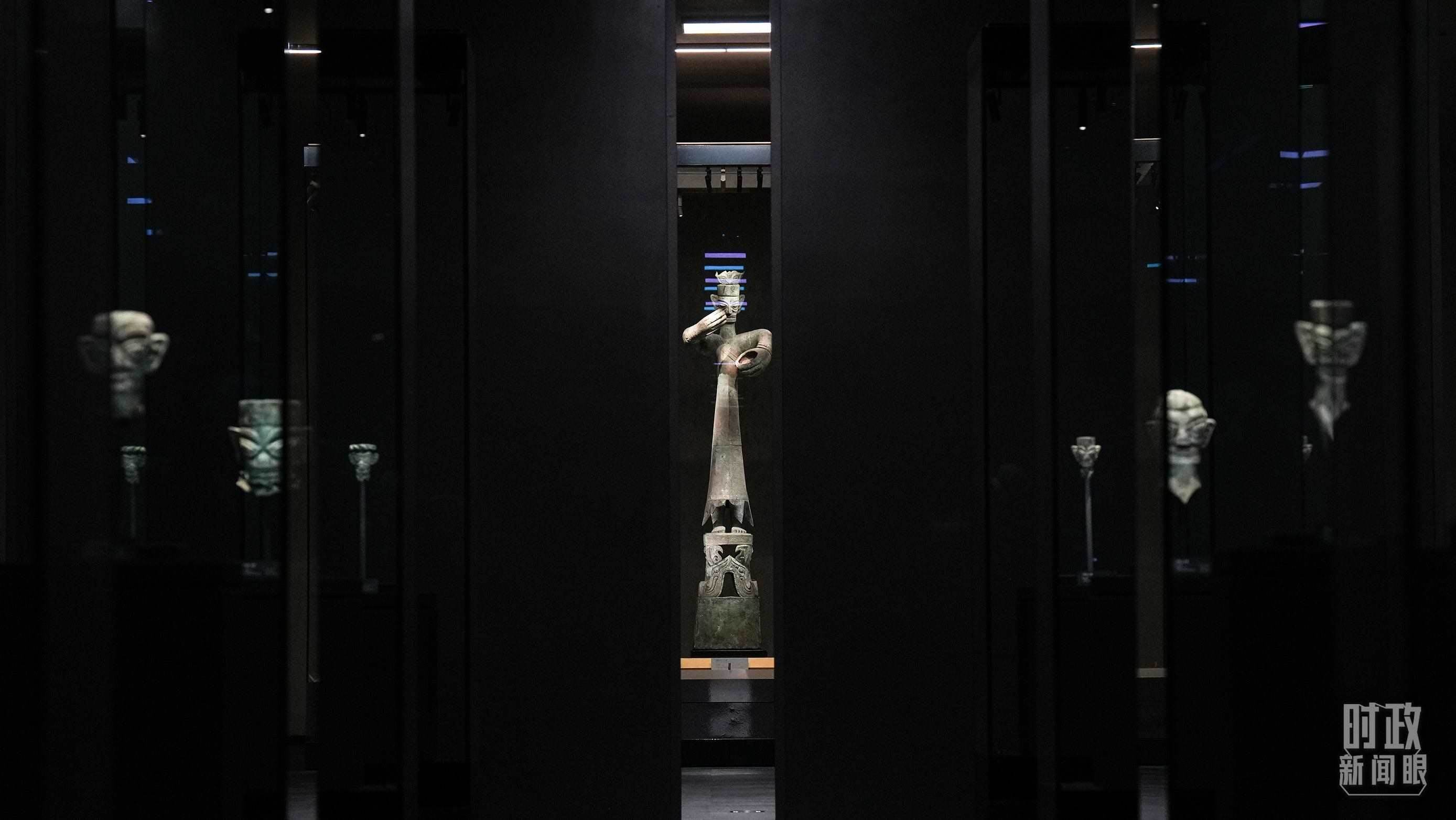 △三星堆出土的青銅大立人像。（總臺(tái)國(guó)廣記者李晉拍攝）