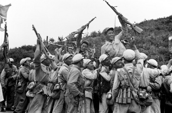  這是中國人民志愿軍和朝鮮人民軍一起歡慶戰(zhàn)斗勝利。新華社發(fā)（資料照片）
