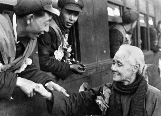 全國的鐵路工人們，一批批地志愿前往朝鮮前線工作，這是隴海路的鐵路工人魏志杰在臨行時和他母親告別的情形。新華社發(fā)（資料照片）