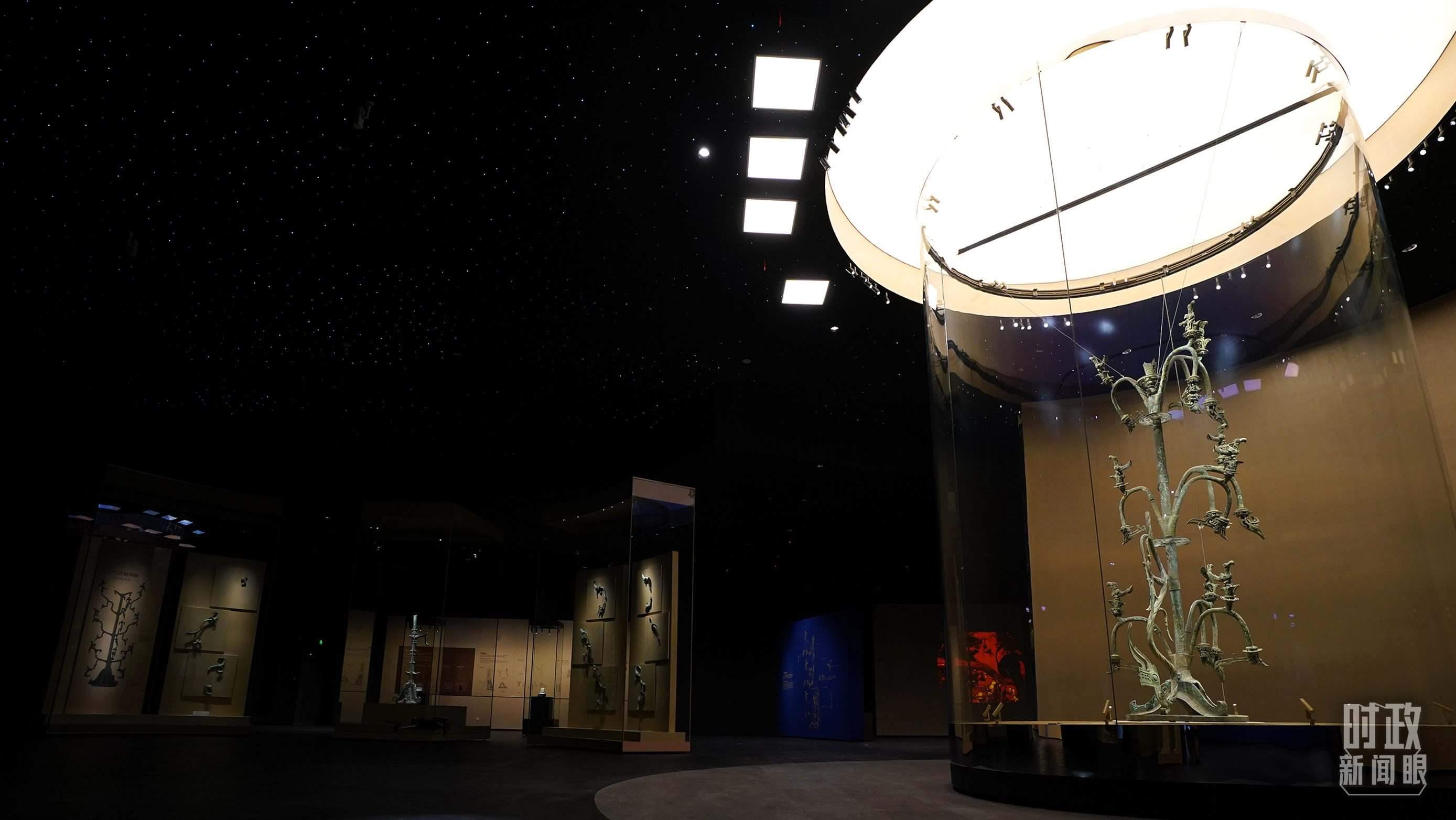 △三星堆出土的青銅神樹。（總臺(tái)國(guó)廣記者李晉拍攝）