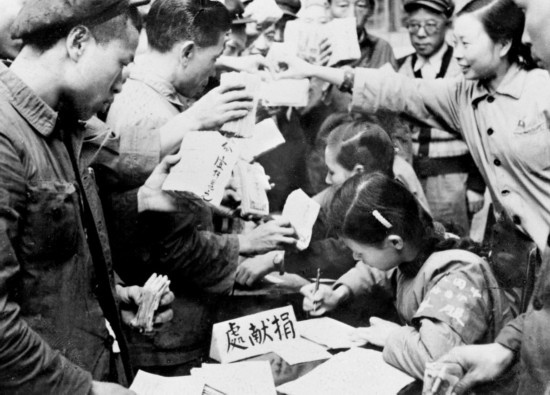 全國各地工商界踴躍捐獻款項，支援志愿軍。這是重慶市工商業(yè)者捐獻的情形。新華社發(fā)（資料照片）