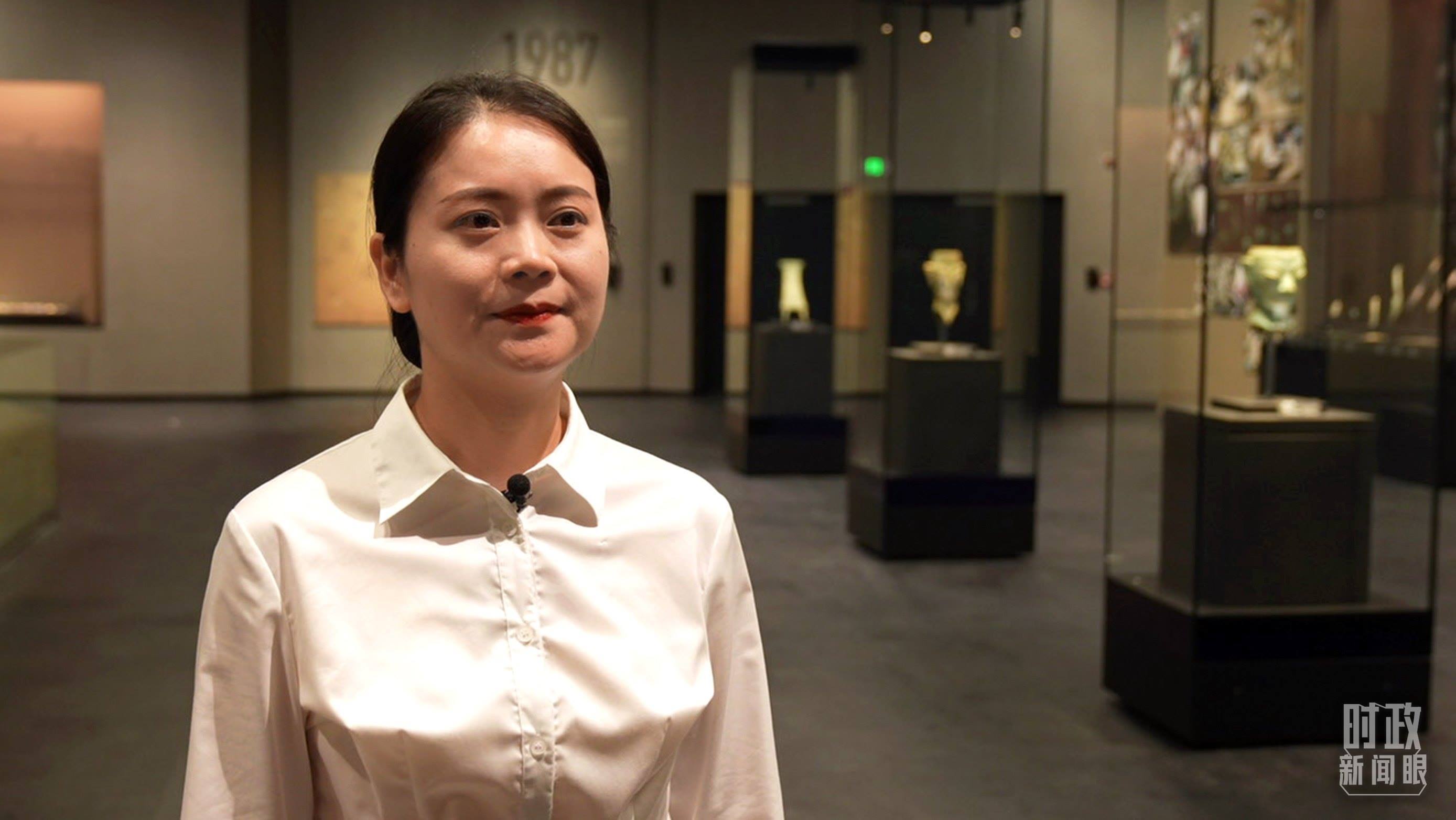 △當(dāng)天現(xiàn)場(chǎng)負(fù)責(zé)講解的三星堆博物館公眾服務(wù)部程靜。（總臺(tái)央廣記者馬喆拍攝）