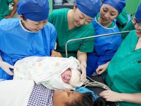 中國海軍“和平方舟”號醫(yī)院船在基里巴斯為29歲的塔拉瓦居民德阿瑞接生了一名“和平寶寶”（2023年7月16日攝）。新華社發(fā)（劉偉 攝）